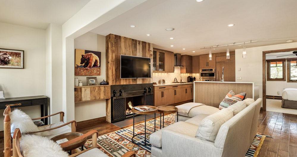 Spacious living and dining areas for the whole family. Photo: Frias Aspen - image_1